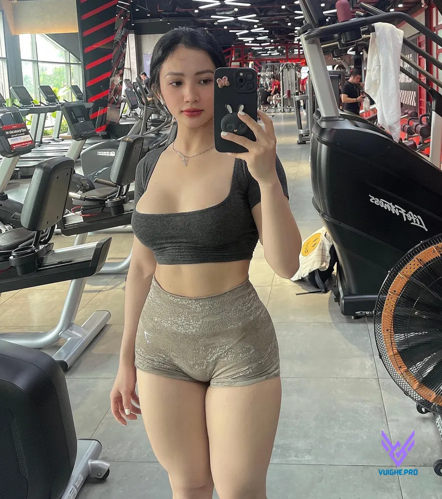 Gái xinh tập gym lộ mu