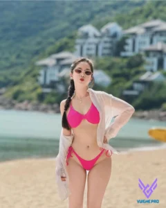 Vân Chòe mặc bikini